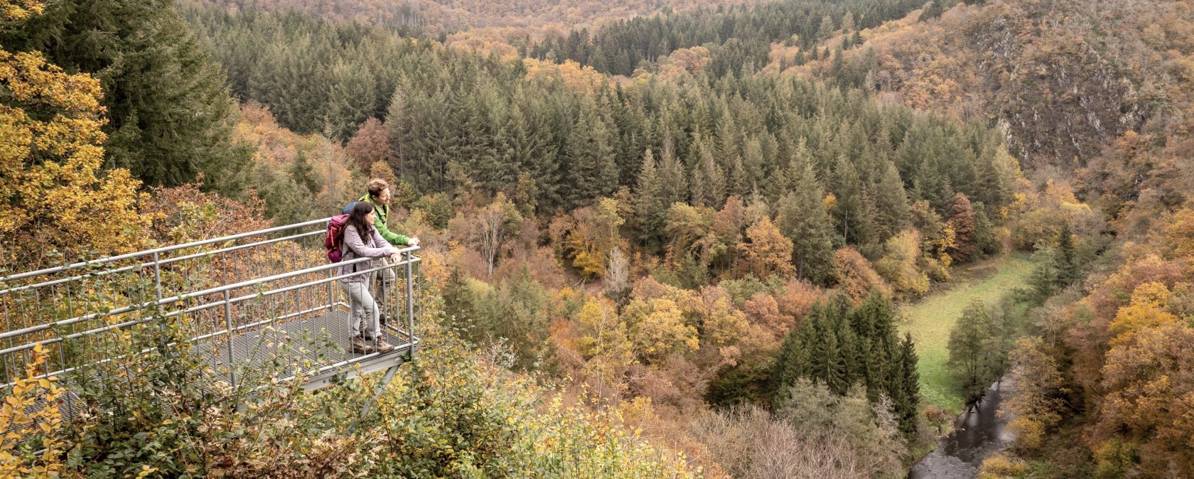 Blick ins Tal von Aussichtsplattform Burgberg, © Eifel Tourismus GmbH, Dominik Ketz Blick ins Tal von Aussichtsplattform Burgberg, © Eifel Tourismus GmbH, Dominik Ketz