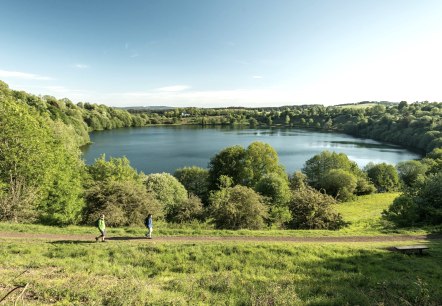 Wanderer am Weinfelder Maar, © Eifel Tourismus GmbH, D. Ketz Wanderer am Weinfelder Maar, © Eifel Tourismus GmbH, D. Ketz