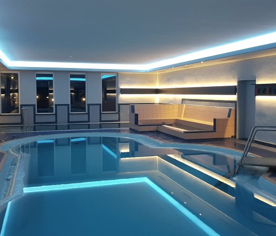 Innenpool & Whirlpool Innenpool & Whirlpool