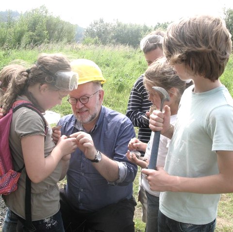 Gesteinsdetektive in Aktion, © Touristik GmbH Gerolsteiner Land Gesteinsdetektive in Aktion, © Touristik GmbH Gerolsteiner Land
