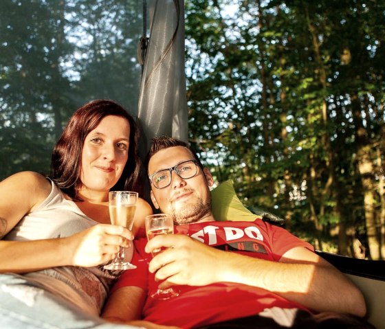 Eifel Adventures Baumzelt mit Paar, © EifelAdventures, Saxler Eifel Adventures Baumzelt mit Paar, © EifelAdventures, Saxler