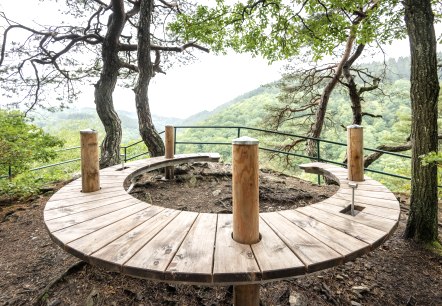 Hufeisenbank am Eifel-Blick Perdsley, © Eifel Tourismus GmbH, Dominik Ketz Hufeisenbank am Eifel-Blick Perdsley, © Eifel Tourismus GmbH, Dominik Ketz