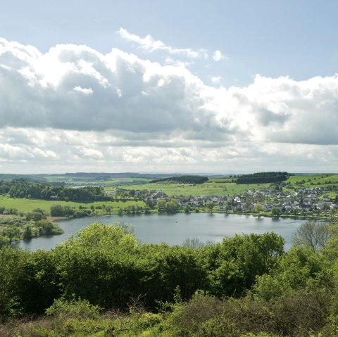 Das Schalkenmehrener Maar ist eins der 3 Dauner Maare, an denen man auf der Etappe 11 des Eifelsteigs von Daun nach Manderscheid vorbeikommt., © Rheinland-Pfalz Tourismus/D. Ketz Das Schalkenmehrener Maar ist eins der 3 Dauner Maare, an denen man auf der Etappe 11 des Eifelsteigs von Daun nach Manderscheid vorbeikommt., © Rheinland-Pfalz Tourismus/D. Ketz