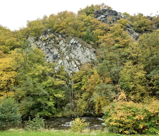 Rotsen in het Rurdal bij Widdau tijdens de Heckenlandroute-wandeling, © Rheinland-Pfalz Tourismus GmbH/D. Ketz Rotsen in het Rurdal bij Widdau tijdens de Heckenlandroute-wandeling, © Rheinland-Pfalz Tourismus GmbH/D. Ketz