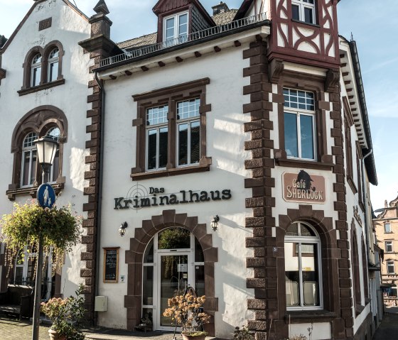 Bâtiment historique à colombages portant l'inscription 'Das Kriminalhaus' et 'Café Sherlock' à Hillesheim par temps ensoleillé., © Eifel Tourismus GmbH, Dominik Ketz Bâtiment historique à colombages portant l'inscription 'Das Kriminalhaus' et 'Café Sherlock' à Hillesheim par temps ensoleillé., © Eifel Tourismus GmbH, Dominik Ketz