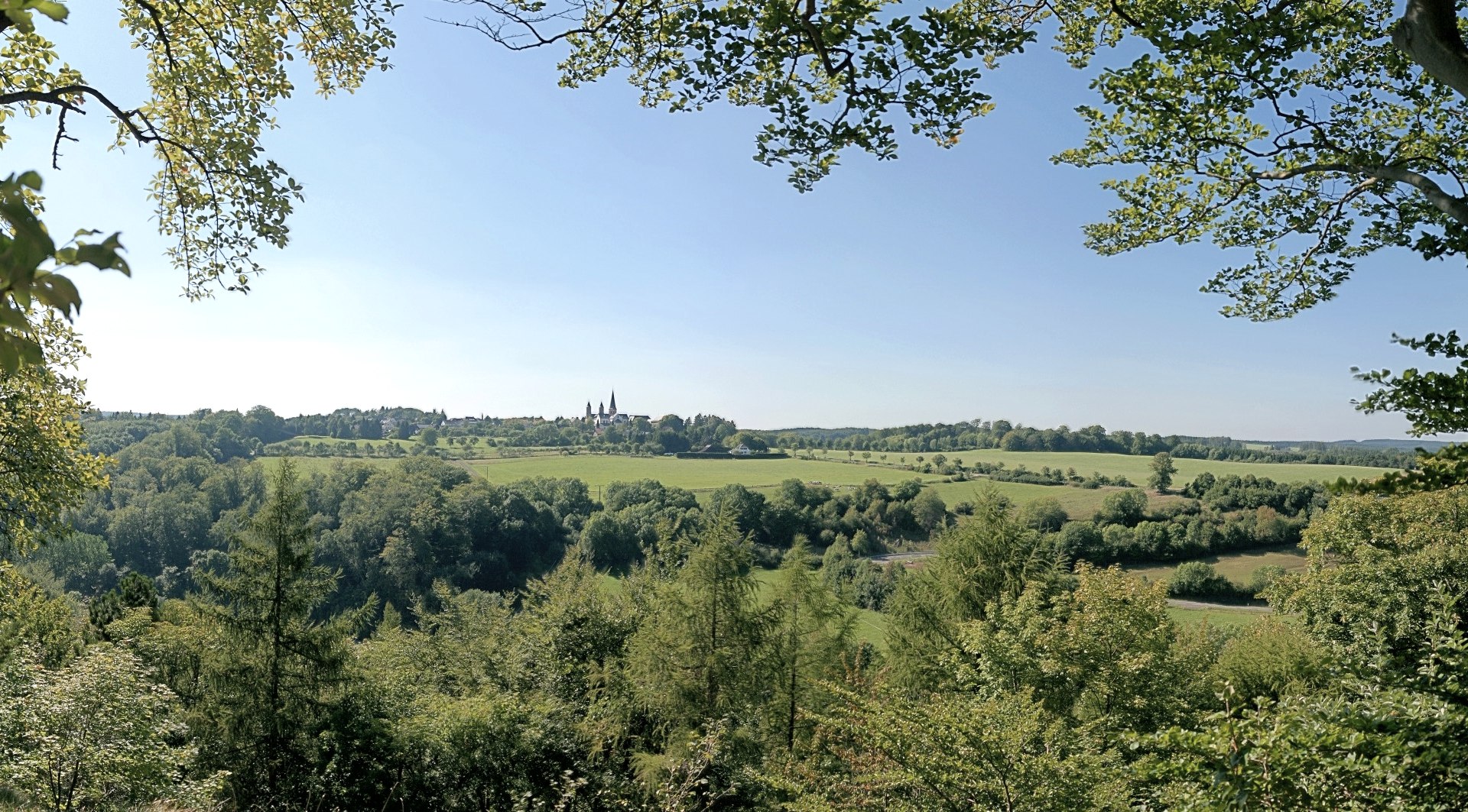 Der Eifel-Blick Königsberg bei Kall-Urft bietet einen tollen Blick auf das Kloster Steinfeld., © Naturpark Nordeifel Der Eifel-Blick Königsberg bei Kall-Urft bietet einen tollen Blick auf das Kloster Steinfeld., © Naturpark Nordeifel