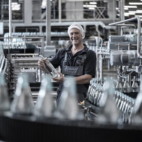 Qualitätskontrolle bei Gerolsteiner, © Gerolsteiner Brunnen GmbH & Co. KG Qualitätskontrolle bei Gerolsteiner, © Gerolsteiner Brunnen GmbH & Co. KG