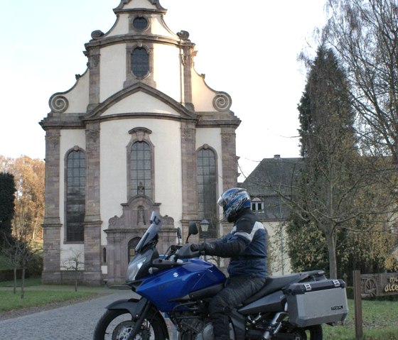 Himmerod mit Motorradfahrer, © GesundLand Vulkaneifel GmbH Himmerod mit Motorradfahrer, © GesundLand Vulkaneifel GmbH
