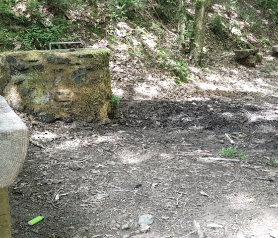 Brunnen mit Sitzbänken am Sammetbach, © Tourist-Information Wittlich Stadt & Land Brunnen mit Sitzbänken am Sammetbach, © Tourist-Information Wittlich Stadt & Land