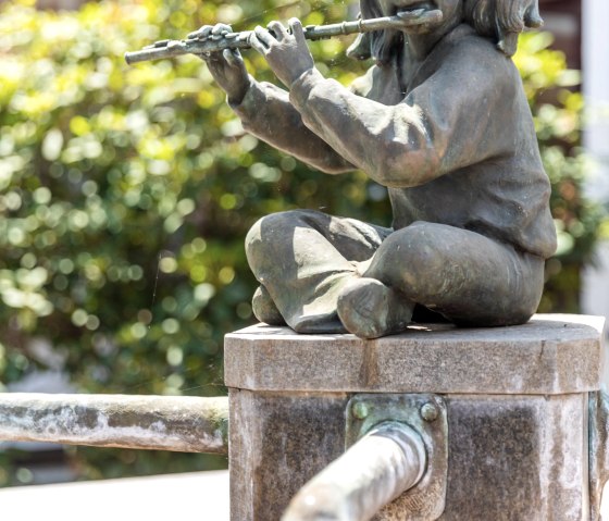 Flötenspielerin Heilsteinbrunnen, © Eifel Tourismus GmbH, AR-shapefruit AG Flötenspielerin Heilsteinbrunnen, © Eifel Tourismus GmbH, AR-shapefruit AG