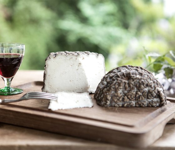 Vulkanhof Ziegenkäse Eifelwürze mit Rotwein, © Andreas Goltz | phormat.de Vulkanhof Ziegenkäse Eifelwürze mit Rotwein, © Andreas Goltz | phormat.de