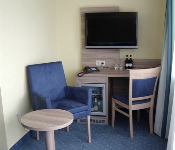 Sekretär Minibar, © Nordeifel Tourismus GmbH & Hotel Schlossblick Sekretär Minibar, © Nordeifel Tourismus GmbH & Hotel Schlossblick