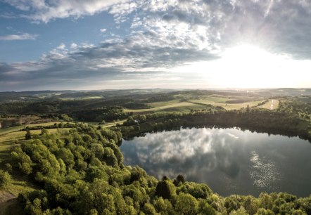 Weinfelder en Schalkenmehrener Maar, © Eifel Tourismus GmbH, D. Ketz Weinfelder en Schalkenmehrener Maar, © Eifel Tourismus GmbH, D. Ketz