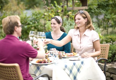 Ontspan met een regionaal diner na de wandeling, © Eifel Tourismus GmbH - Dominik Ketz Ontspan met een regionaal diner na de wandeling, © Eifel Tourismus GmbH - Dominik Ketz