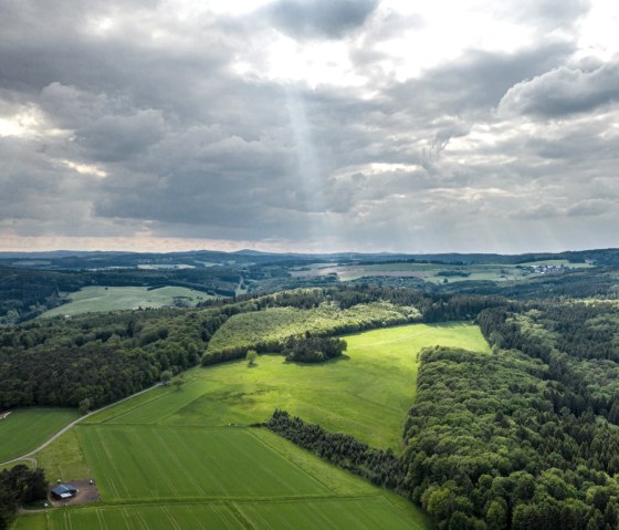Dompel jezelf onder in de mystieke, krachtige Vulkaaneifel op de Hochkelberg Panorama Trail, © Eifel Tourismus GmbH, D. Ketz Dompel jezelf onder in de mystieke, krachtige Vulkaaneifel op de Hochkelberg Panorama Trail, © Eifel Tourismus GmbH, D. Ketz