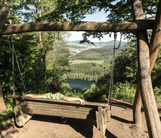 Schaukel mit Ausblick auf Gemündener Maar, © Eifel Tourismus GmbH, D. Ketz Schaukel mit Ausblick auf Gemündener Maar, © Eifel Tourismus GmbH, D. Ketz