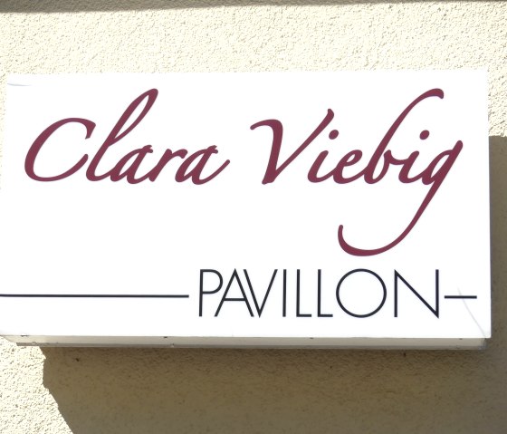 Clara-Viebig-Pavillon Schild, © GesundLand Vulkaneifel Clara-Viebig-Pavillon Schild, © GesundLand Vulkaneifel