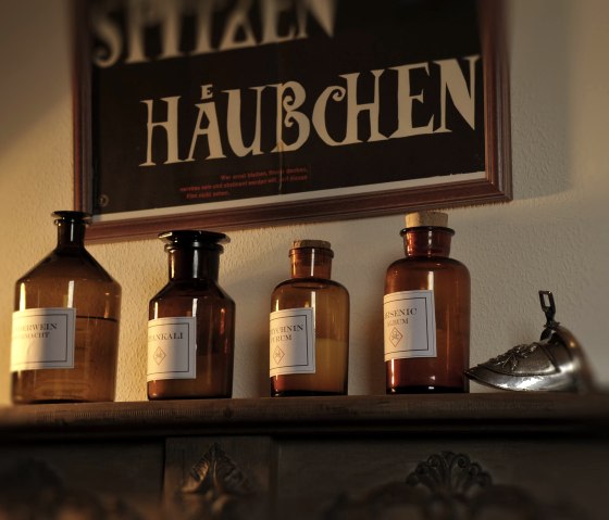 Arsen und Spitzenhäubchen Details, © © Bermond Mediadesign - Krimihotel Arsen und Spitzenhäubchen Details, © © Bermond Mediadesign - Krimihotel