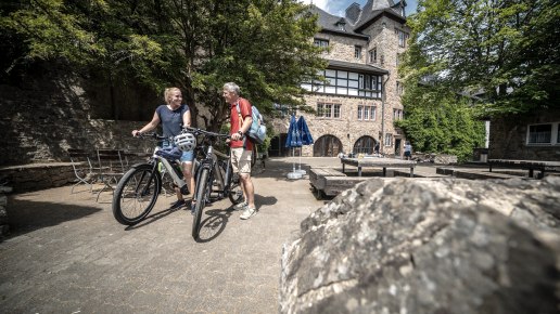 Per Rad zur Burg Blankenheim, © Eifel Tourismus GmbH, Dennis Stratmann - finanziert durch REACT-EU Per Rad zur Burg Blankenheim, © Eifel Tourismus GmbH, Dennis Stratmann - finanziert durch REACT-EU
