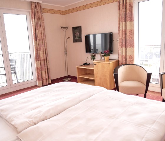 Hotel Löwenstein DZ Deluxe, © Wir erlauben die zeitlich unbegrenzte Verwendung und die Veröffentlichung sowohl auf der Website als auch in den Social Media Kanälen sowie in den Druckauflagen. Das Teilen und Bearbeiten darf nur in vorheriger Rücksprache mit uns erfolgen. Hotel Löwenstein DZ Deluxe, © Wir erlauben die zeitlich unbegrenzte Verwendung und die Veröffentlichung sowohl auf der Website als auch in den Social Media Kanälen sowie in den Druckauflagen. Das Teilen und Bearbeiten darf nur in vorheriger Rücksprache mit uns erfolgen.