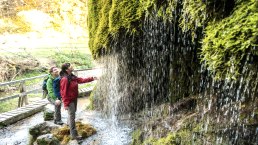 Verfrissing bij de Dreimühlen waterval op de Eifelsteig, © Eifel Tourismus GmbH, D. Ketz Verfrissing bij de Dreimühlen waterval op de Eifelsteig, © Eifel Tourismus GmbH, D. Ketz