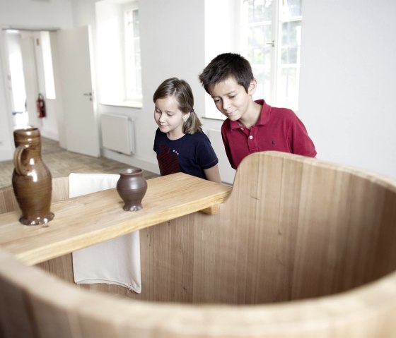 Kinderen in een houten badkuip, © LVR ZMB D. SChmidt Kinderen in een houten badkuip, © LVR ZMB D. SChmidt