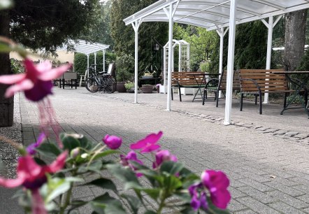 Außenterrasse Gästehaus Feriendorf Pulvermaar, © Feriendorf Pulvermaar Außenterrasse Gästehaus Feriendorf Pulvermaar, © Feriendorf Pulvermaar