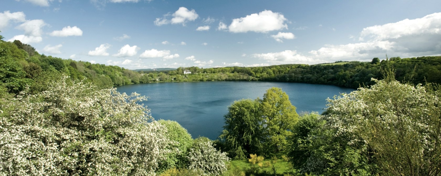 Eifelsteig, Weinfelder Maar in het voorjaar, © Rheinland-PfalzTourismus GmbH - Dominik Ketz Eifelsteig, Weinfelder Maar in het voorjaar, © Rheinland-PfalzTourismus GmbH - Dominik Ketz