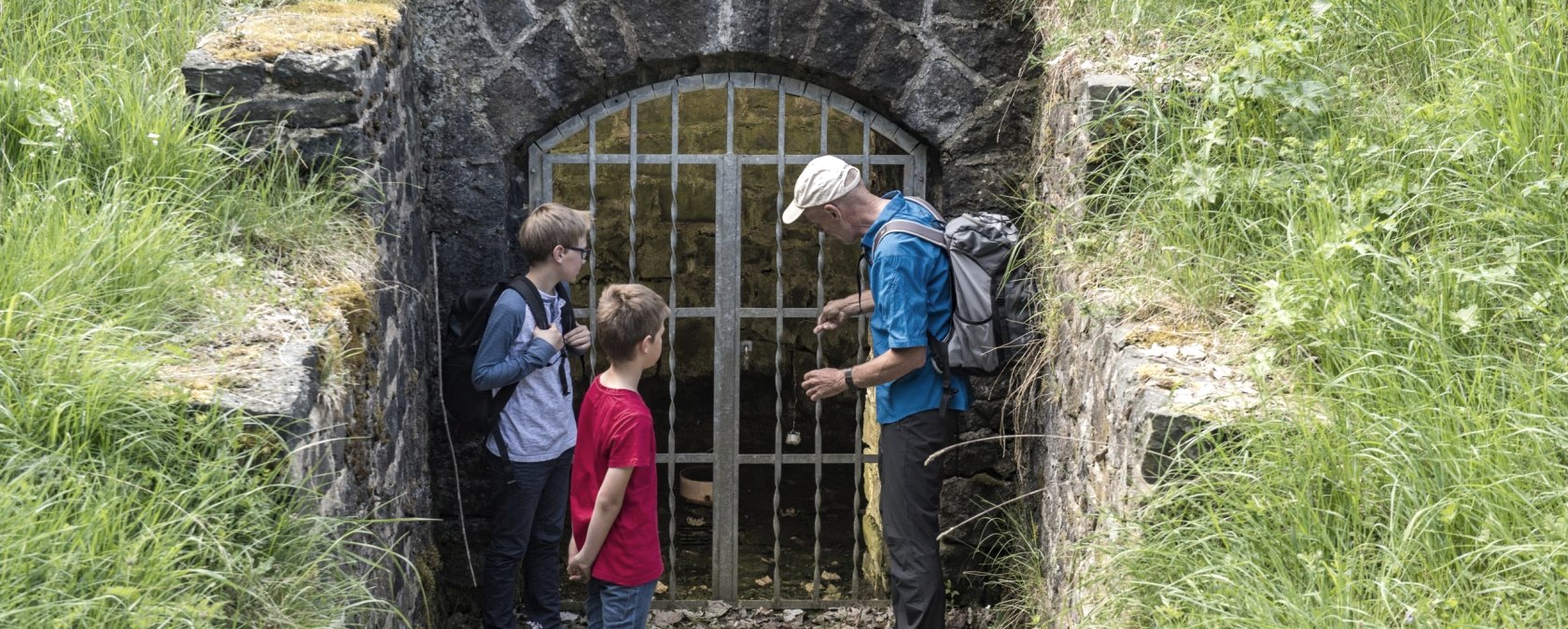 Altstraßbachquelle mit Besuchern, © Sie können die Fotos natürlich nutzen, hierbei bitte beim Fotonachweis oben genanntes Copyright angeben.
Bitte die Fotos nur nach Rücksprache mit uns in den sozialen Medien veröffentlichen, wie möchten diese exklusiv halten. Eine Veröffentlichung auf eurer Homepage oder in Prospekten ist kein Problem. Altstraßbachquelle mit Besuchern, © Sie können die Fotos natürlich nutzen, hierbei bitte beim Fotonachweis oben genanntes Copyright angeben.
Bitte die Fotos nur nach Rücksprache mit uns in den sozialen Medien veröffentlichen, wie möchten diese exklusiv halten. Eine Veröffentlichung auf eurer Homepage oder in Prospekten ist kein Problem.