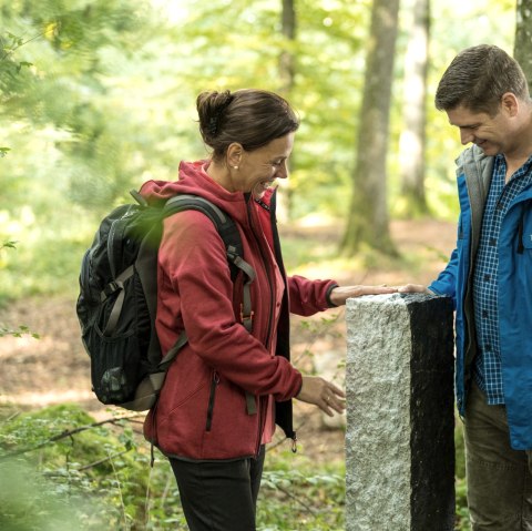 Schwarz-weißer Grenzstein am Schneifel-Pfad, © Eifel Tourismus GmbH, D. Ketz Schwarz-weißer Grenzstein am Schneifel-Pfad, © Eifel Tourismus GmbH, D. Ketz