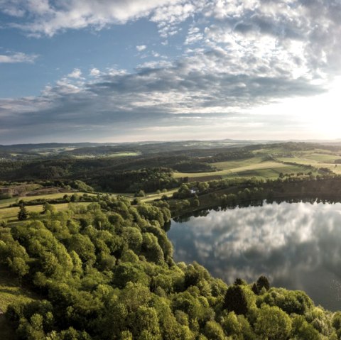 Le Weinfelder Maar et le Schalkenmehrener Maar, © Eifel Tourismus GmbH, D. Ketz Le Weinfelder Maar et le Schalkenmehrener Maar, © Eifel Tourismus GmbH, D. Ketz