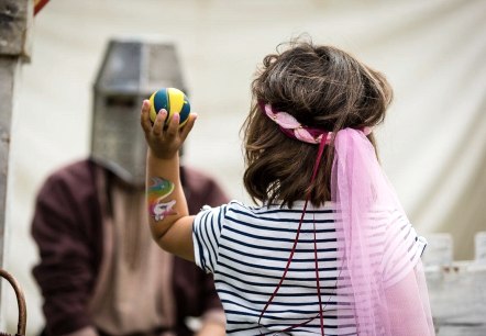 Kleine Rittersfrau beim Dosenwerfen, © Mike Goehren Kleine Rittersfrau beim Dosenwerfen, © Mike Goehren