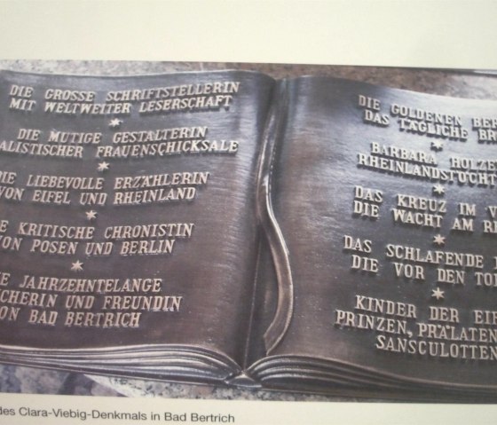 Teil Clara-Viebig-Stele Kurgarten Bad Bertrich, © GesundLand Vulkaneifel Teil Clara-Viebig-Stele Kurgarten Bad Bertrich, © GesundLand Vulkaneifel