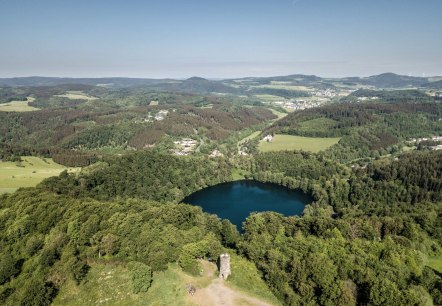 Blick auf das Gemündener Maar und Dronketurm, © Eifel Tourismus GmbH, D. Ketz Blick auf das Gemündener Maar und Dronketurm, © Eifel Tourismus GmbH, D. Ketz
