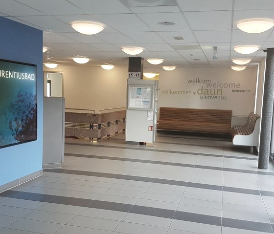 Eingangsbereich mit Sitzgelegenheit, © Laurentiusbad Daun Eingangsbereich mit Sitzgelegenheit, © Laurentiusbad Daun