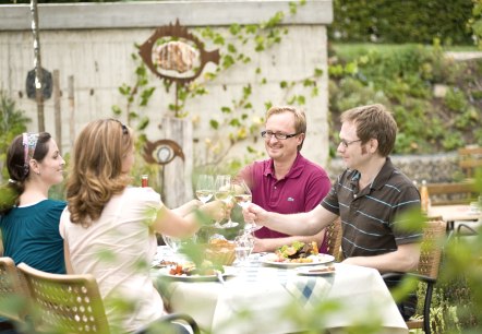 Leisurely dinner after the hike, © Eifel Tourismus GmbH, Dominik Ketz Leisurely dinner after the hike, © Eifel Tourismus GmbH, Dominik Ketz