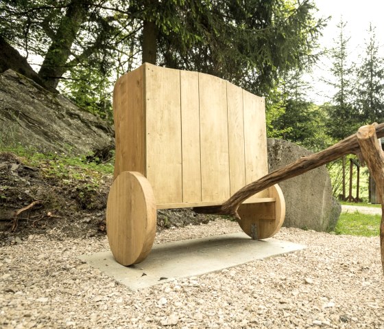 The Golden Chariot awaits you on your journey along the Hochkelberg Panorama Trail, © Eifel Tourismus GmbH, D. Ketz The Golden Chariot awaits you on your journey along the Hochkelberg Panorama Trail, © Eifel Tourismus GmbH, D. Ketz