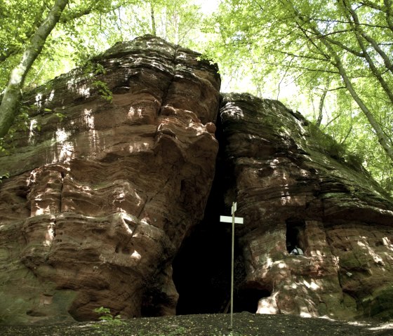Vorbei an der Klausenhöhle am Eifelsteig, © Stefan Jacobs Vorbei an der Klausenhöhle am Eifelsteig, © Stefan Jacobs