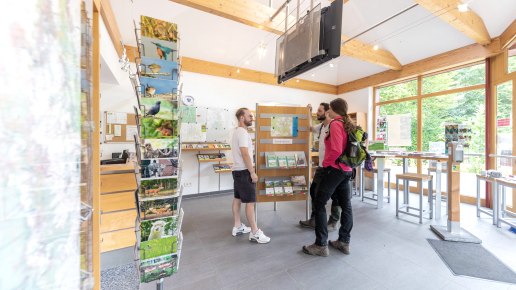 Beratung im Infopunkt Zerkall, © Eifel Tourismus GmbH, AR-shapefruitAG Beratung im Infopunkt Zerkall, © Eifel Tourismus GmbH, AR-shapefruitAG