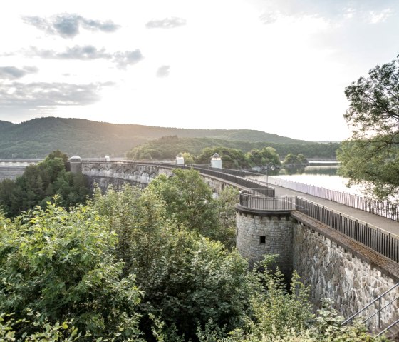 Le sentier de randonnée Wasserlandroute passe par le barrage de l'Urft, © Eifel Tourismus GmbH/D. Ketz Le sentier de randonnée Wasserlandroute passe par le barrage de l'Urft, © Eifel Tourismus GmbH/D. Ketz