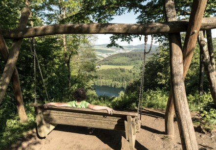 Schaukel mit Ausblick auf Gemündener Maar, © Eifel Tourismus GmbH, D. Ketz Schaukel mit Ausblick auf Gemündener Maar, © Eifel Tourismus GmbH, D. Ketz