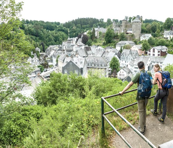 Aussichtspunkt "Halver Mond" über Monschau, © Eifel Tourismus GmbH, Dominik Ketz Aussichtspunkt "Halver Mond" über Monschau, © Eifel Tourismus GmbH, Dominik Ketz