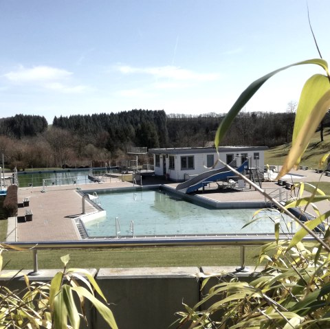 Das Freibad wartet auf Öffnung, © Foto & Quelle: Gesundland Vulkaneifel GmbH Das Freibad wartet auf Öffnung, © Foto & Quelle: Gesundland Vulkaneifel GmbH