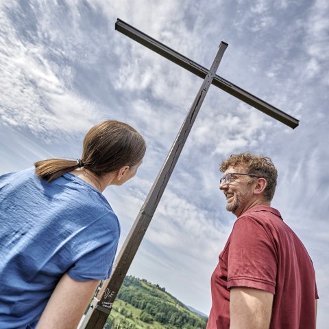 Gipfelkreuz am Schalkenmehrener Maar, © Rheinland-Pfalz Tourismus / Florian Trykowski Gipfelkreuz am Schalkenmehrener Maar, © Rheinland-Pfalz Tourismus / Florian Trykowski