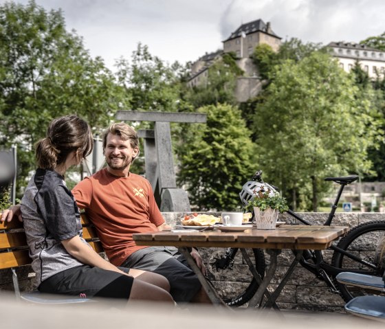 Radfahrer am Hotel-Café Schlossblick, Blankenheim, © Eifel Tourismus GmbH, Dominik Ketz Radfahrer am Hotel-Café Schlossblick, Blankenheim, © Eifel Tourismus GmbH, Dominik Ketz