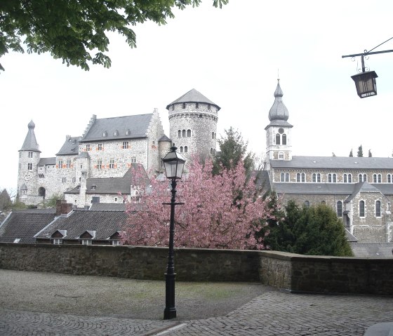 Burg Stolberg mit blühender Kirsche, © Christian Altena