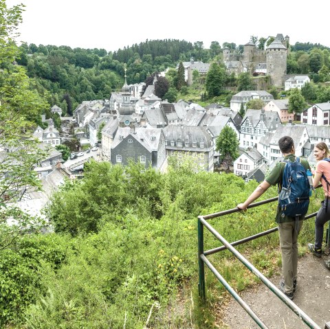 Aussichtspunkt "Halver Mond" über Monschau, © Eifel Tourismus GmbH, Dominik Ketz Aussichtspunkt "Halver Mond" über Monschau, © Eifel Tourismus GmbH, Dominik Ketz