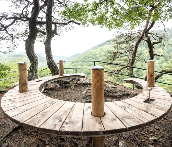 Hufeisenbank am Eifel-Blick Perdsley, © Eifel Tourismus GmbH, Dominik Ketz Hufeisenbank am Eifel-Blick Perdsley, © Eifel Tourismus GmbH, Dominik Ketz