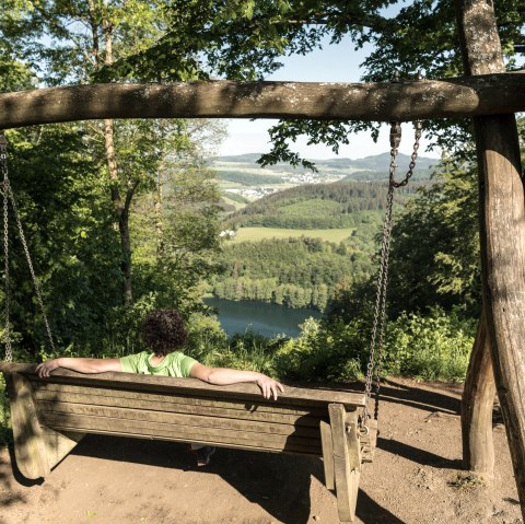 Schaukel mit Ausblick auf Gemündener Maar, © Eifel Tourismus GmbH, D. Ketz Schaukel mit Ausblick auf Gemündener Maar, © Eifel Tourismus GmbH, D. Ketz