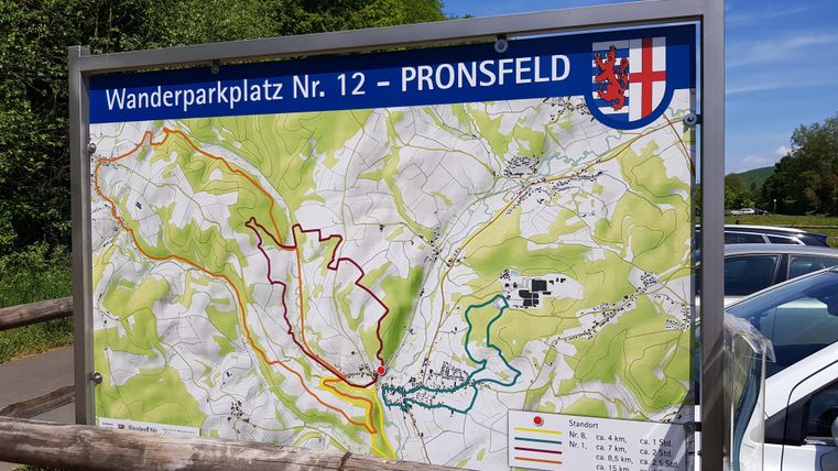 Een wandelbord met verschillende routes in de natuur. Te zien is de wandelparking nr. 12 in Pronsfeld.